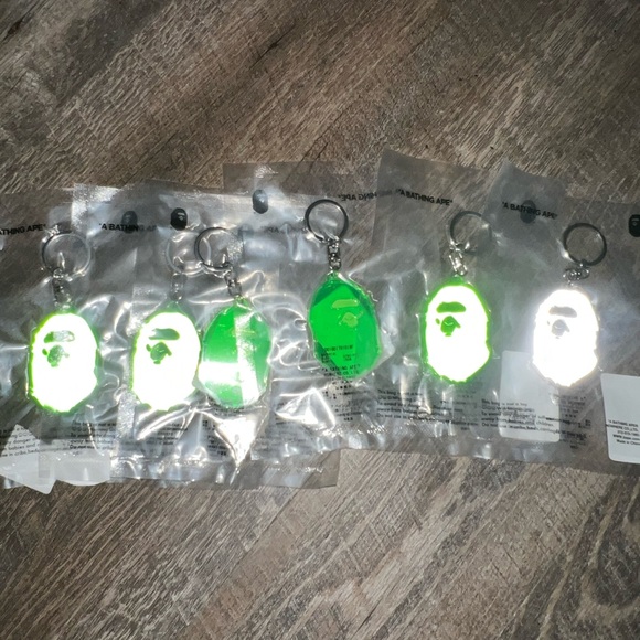 Bape reflective keychain - Picture 3 of 8